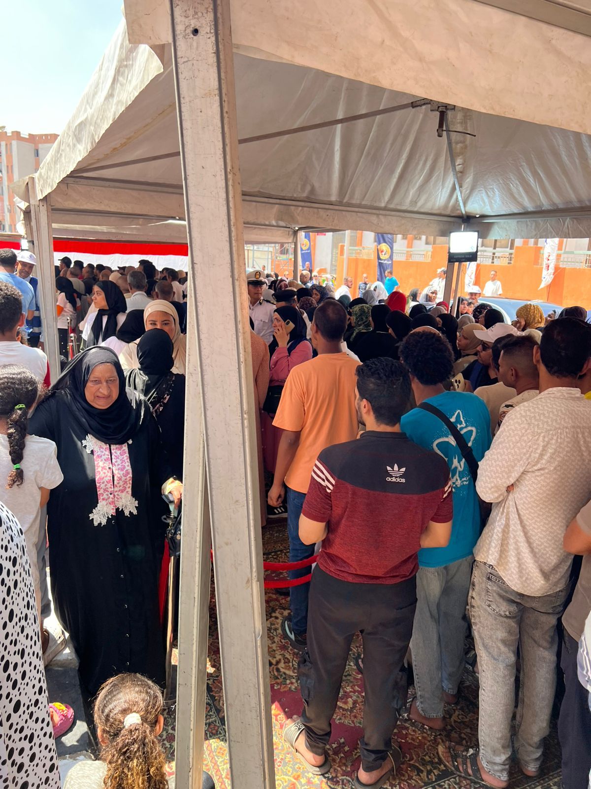 حضور مكثف للناخبين بلجان الأسمرات حضور مكثف للناخبين بلجان الأسمرات