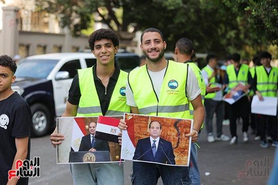 بالصور والهتافات مواطنون يستقبلون الرئيس السيسى بالصور والهتافات مواطنون يستقبلون الرئيس السيسى