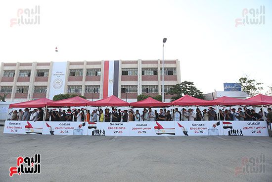 زحام فى لجان التجمع زحام فى لجان التجمع