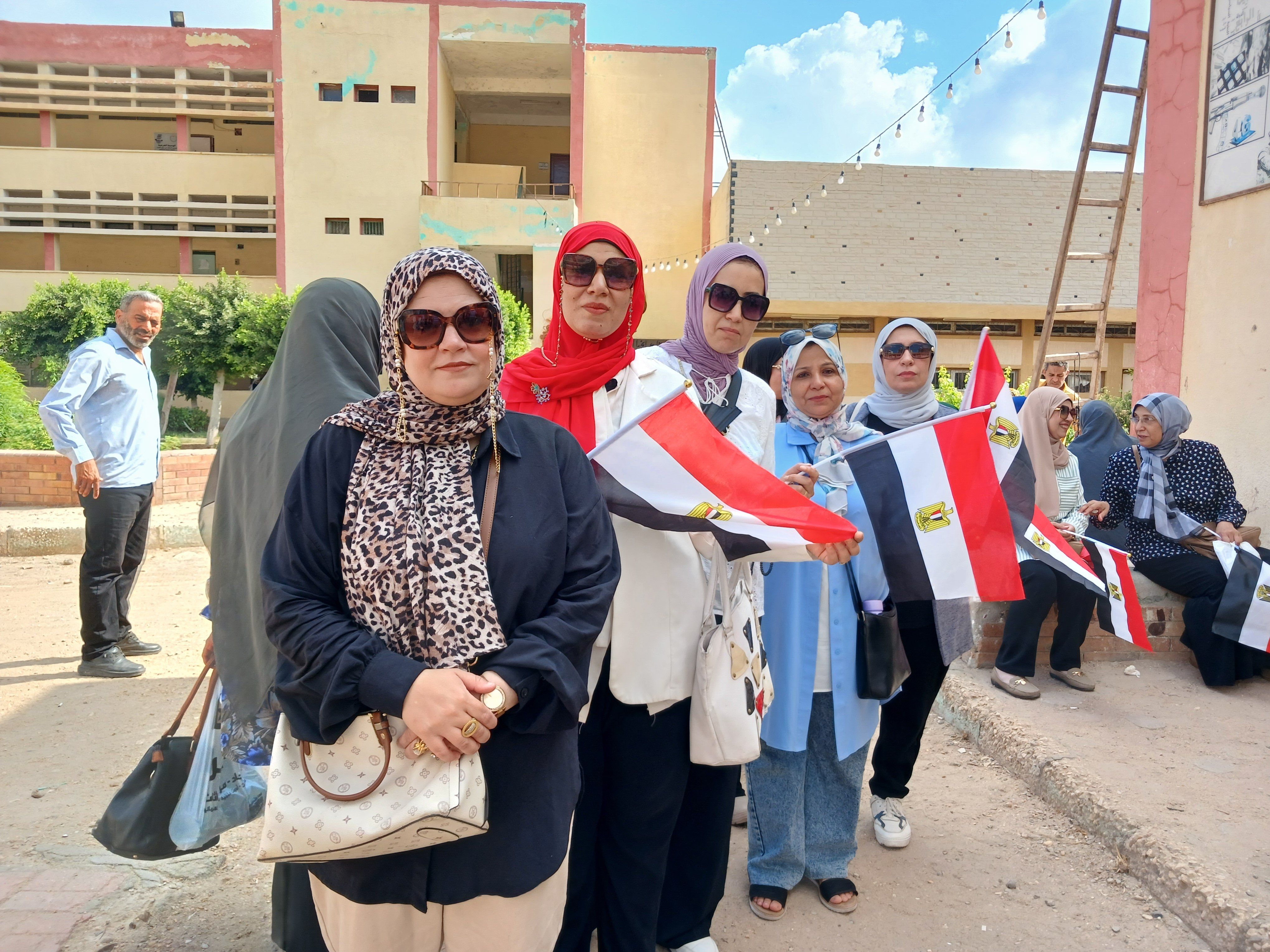توافد السيدات على لجان الشرقية بعلم مصر توافد السيدات على لجان الشرقية بعلم مصر