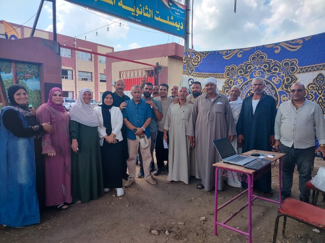 الناخبين أمام اللجان الناخبين أمام اللجان