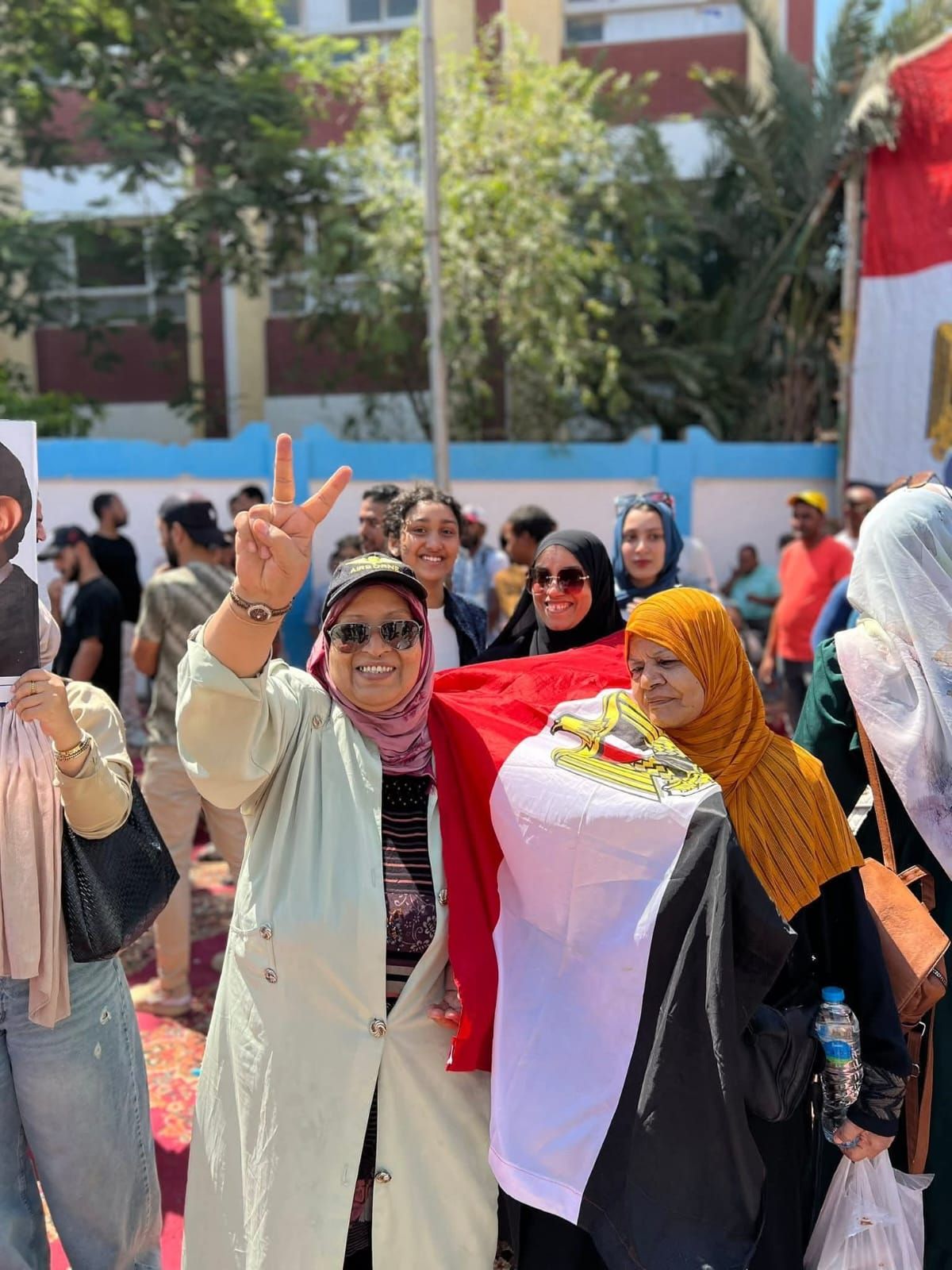 إقبال المواطنين على لجان الانتخابات فى السويس للإدلاء بأصواتهم (2) إقبال المواطنين على لجان الانتخابات فى السويس للإدلاء بأصواتهم (2)