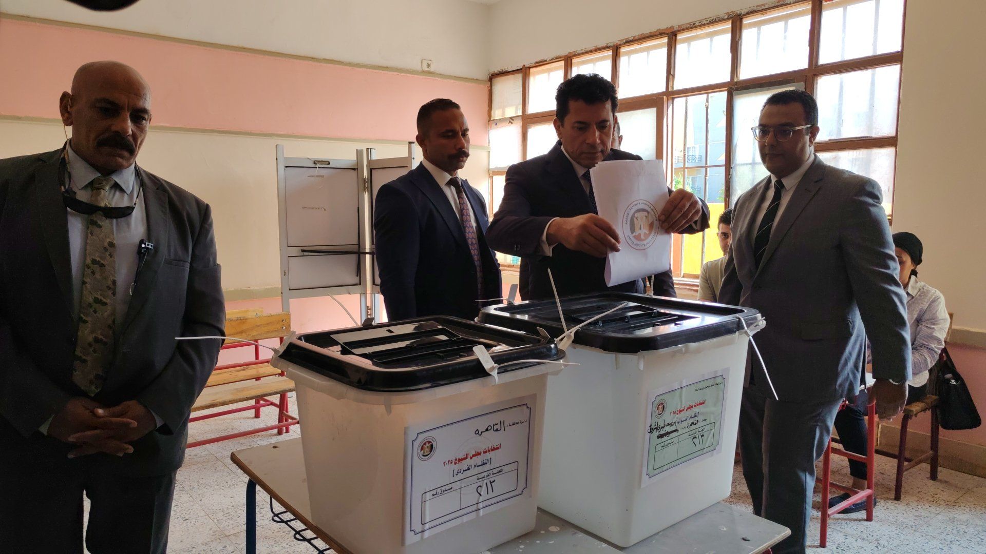 وزير الشباب والرياضة يدلي بصوته فى انتخابات مجلس الشورى (5) وزير الشباب والرياضة يدلي بصوته فى انتخابات مجلس الشورى (5)