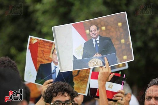 الناخبين يحملون صور الرئيس الناخبين يحملون صور الرئيس
