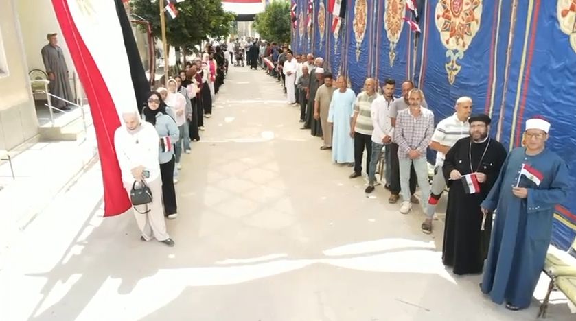 أئمة وقساوسة إيد واحدة أمام اللجان الانتخابية بالشرقية أئمة وقساوسة إيد واحدة أمام اللجان الانتخابية بالشرقية