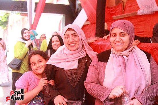 الناخبين يصطحبون أولادهم أثناء التصويت
