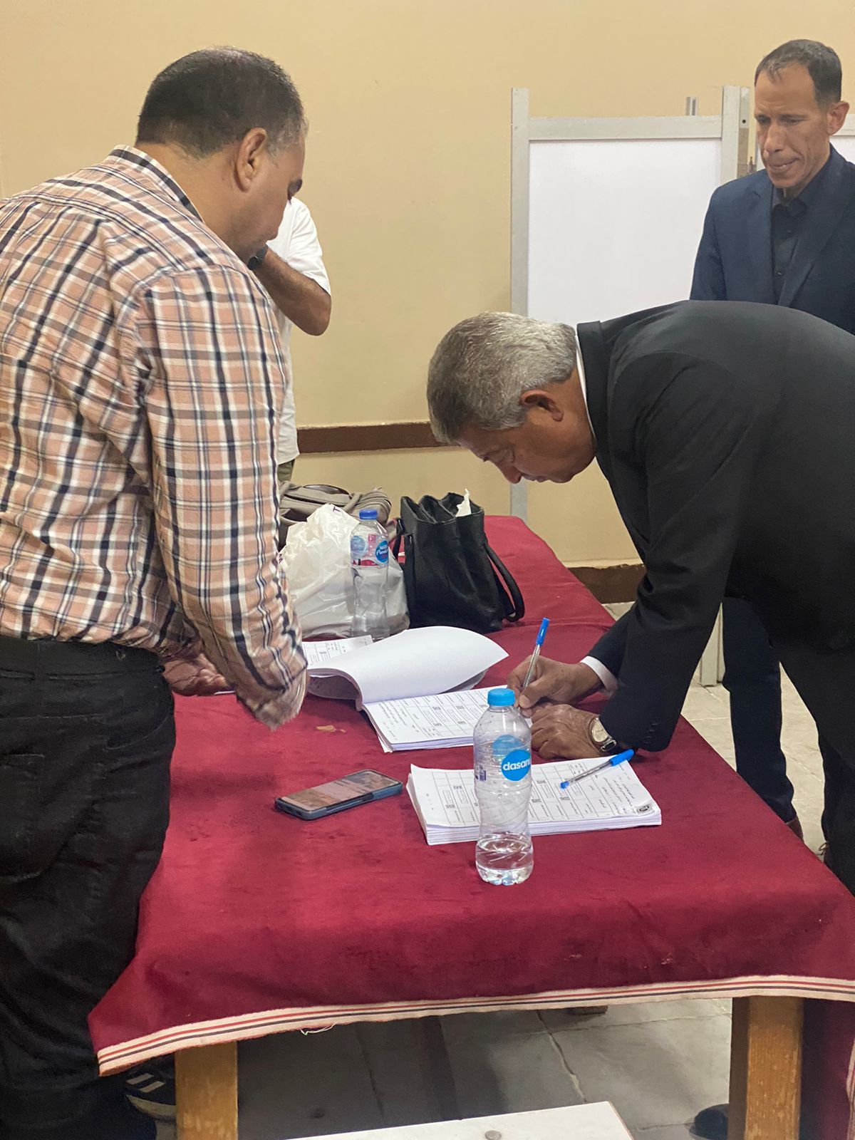 خالد عبد العزيز أثناء تصويته خالد عبد العزيز أثناء تصويته