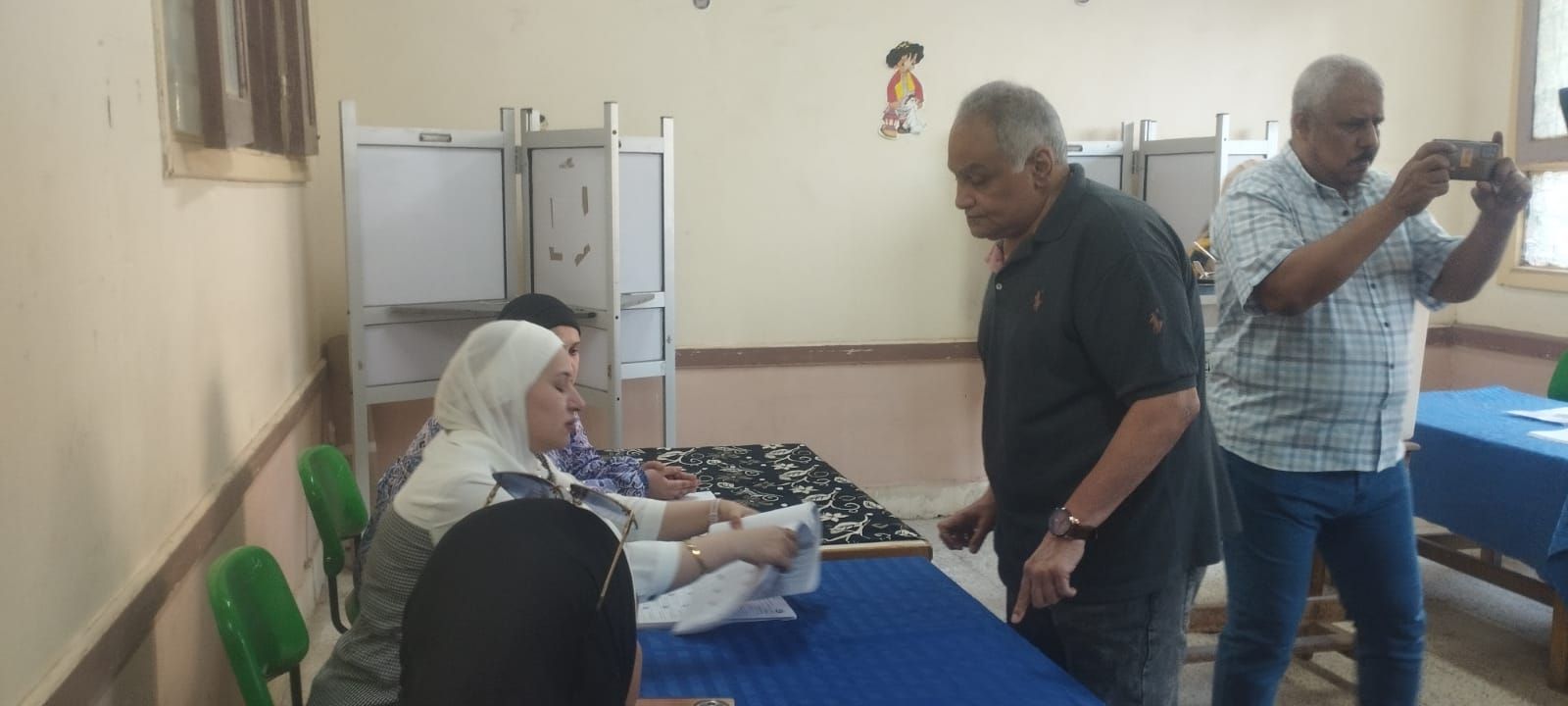 توافد المواطنين على 476 لجنة بالمنيا للإدلاء بأصواتهم فى انتخابات مجلس الشيوخ (1) توافد المواطنين على 476 لجنة بالمنيا للإدلاء بأصواتهم فى انتخابات مجلس الشيوخ (1)