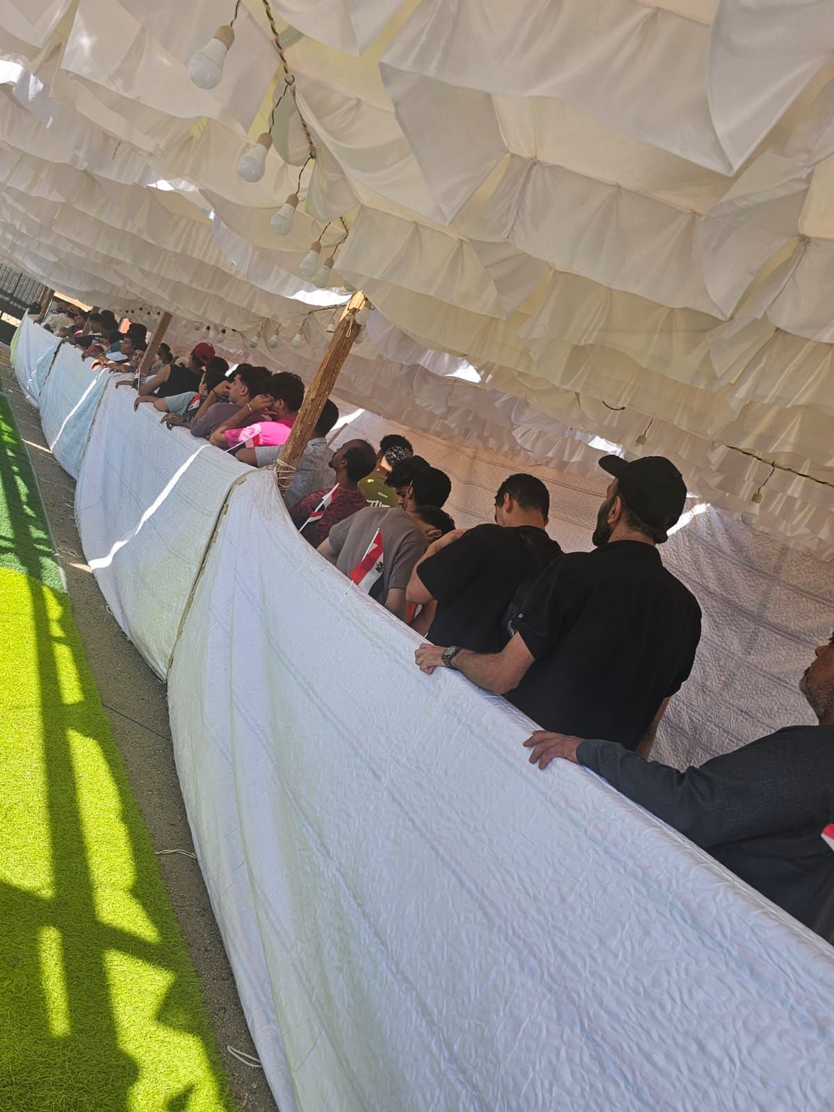 إقبال المواطنين على لجان الانتخابات فى مدينة دهب (3) إقبال المواطنين على لجان الانتخابات فى مدينة دهب (3)