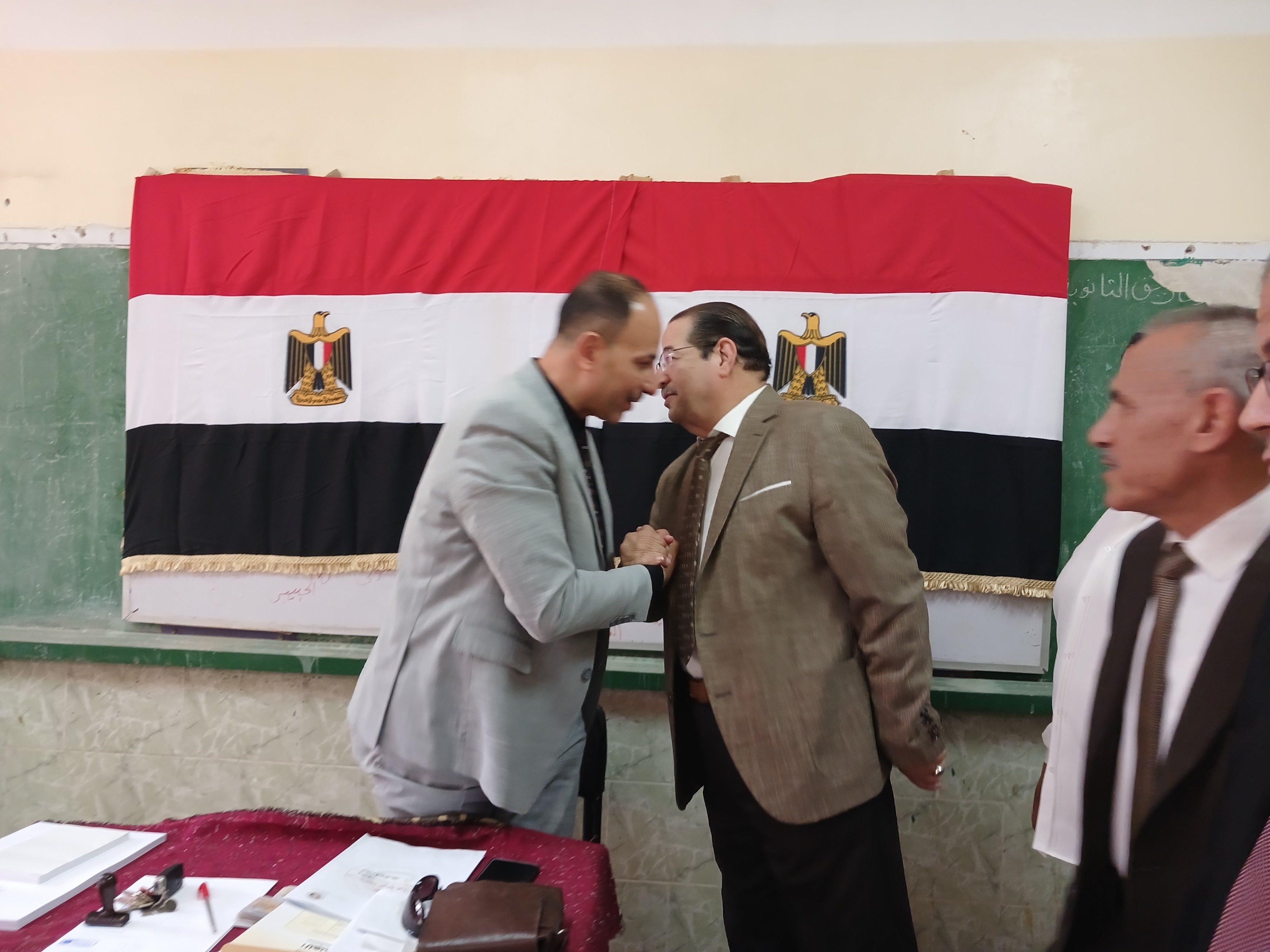نقيب محامين جنوب الشرقية يدلى بصوته (3) نقيب محامين جنوب الشرقية يدلى بصوته (3)