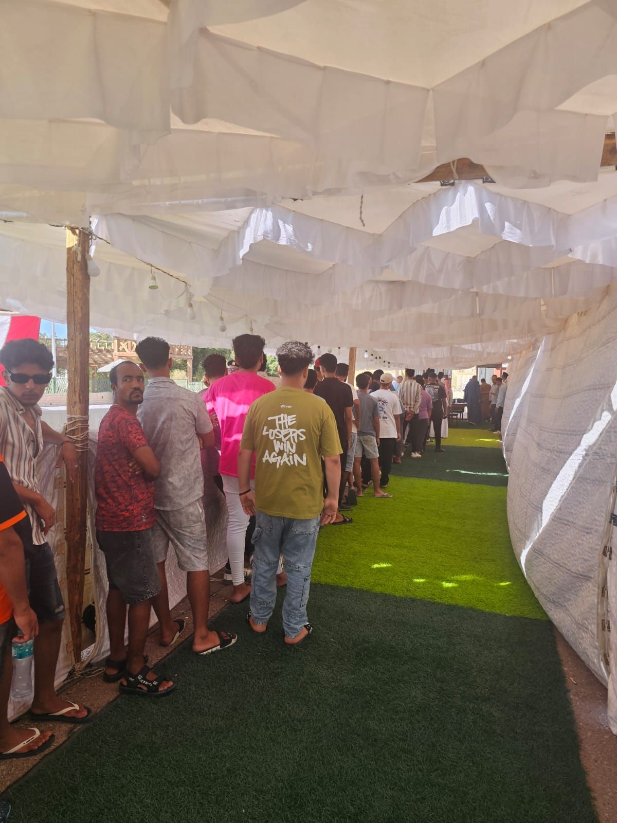 إقبال المواطنين على لجان الانتخابات فى مدينة دهب (1) إقبال المواطنين على لجان الانتخابات فى مدينة دهب (1)