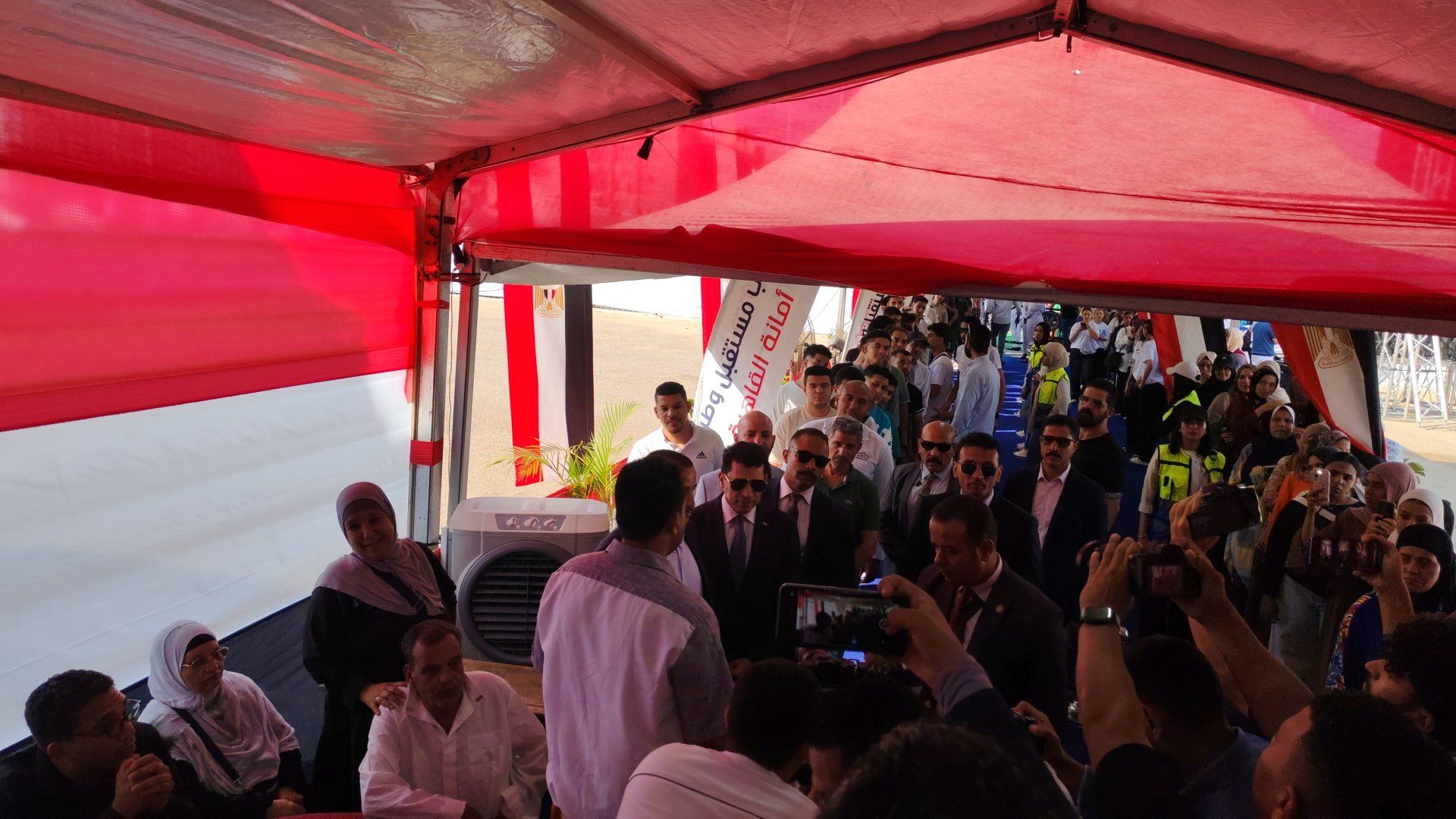 وزير الشباب والرياضة يدلي بصوته فى انتخابات مجلس الشورى (2) وزير الشباب والرياضة يدلي بصوته فى انتخابات مجلس الشورى (2)