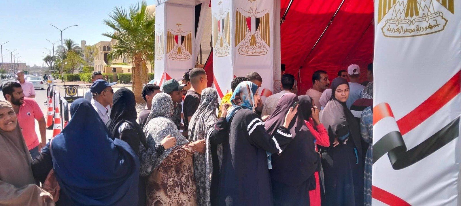 إقبال المواطنين على لجان الانتخابات فى السويس للإدلاء بأصواتهم (1) إقبال المواطنين على لجان الانتخابات فى السويس للإدلاء بأصواتهم (1)