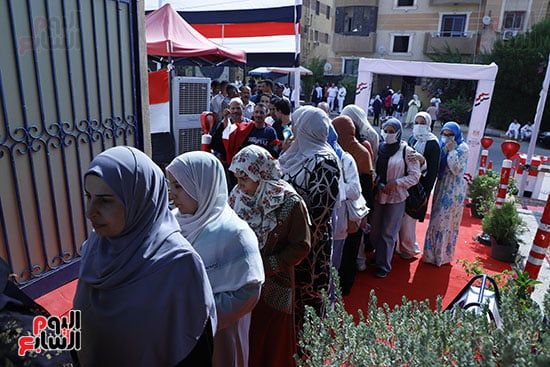 زحام كبير من السيدات زحام كبير من السيدات