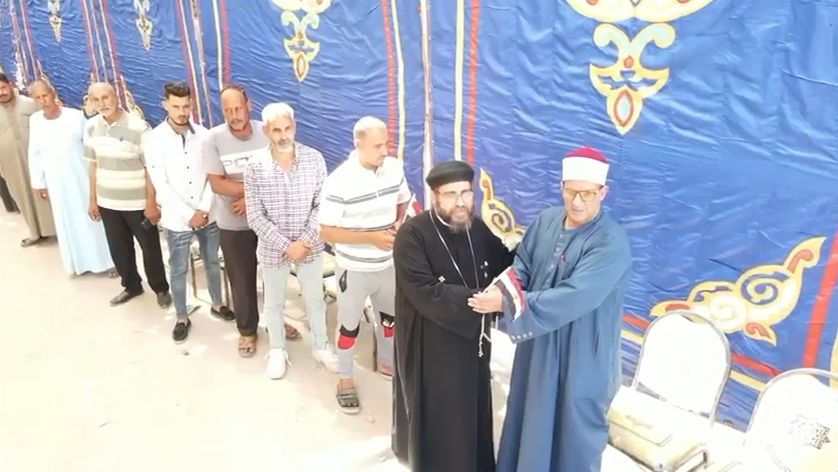 أئمة وقساوسة إيد واحدة أمام اللجان الانتخابية أئمة وقساوسة إيد واحدة أمام اللجان الانتخابية