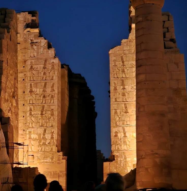 الصوت والضوء في معابد الكرنك مصدر بهجة مسائية للسياح في الصيف الصوت والضوء في معابد الكرنك مصدر بهجة مسائية للسياح في الصيف