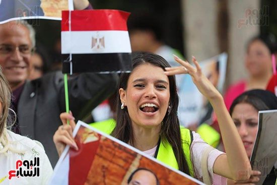 بالزغاريد المواطنين يستقبلون الرئيس السيسى بالزغاريد المواطنين يستقبلون الرئيس السيسى