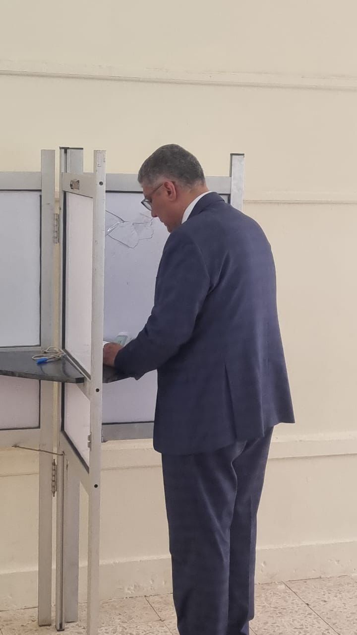 محافظ الجيزة يدلي بصوته فى انتخابات الشيوخ محافظ الجيزة يدلي بصوته فى انتخابات الشيوخ