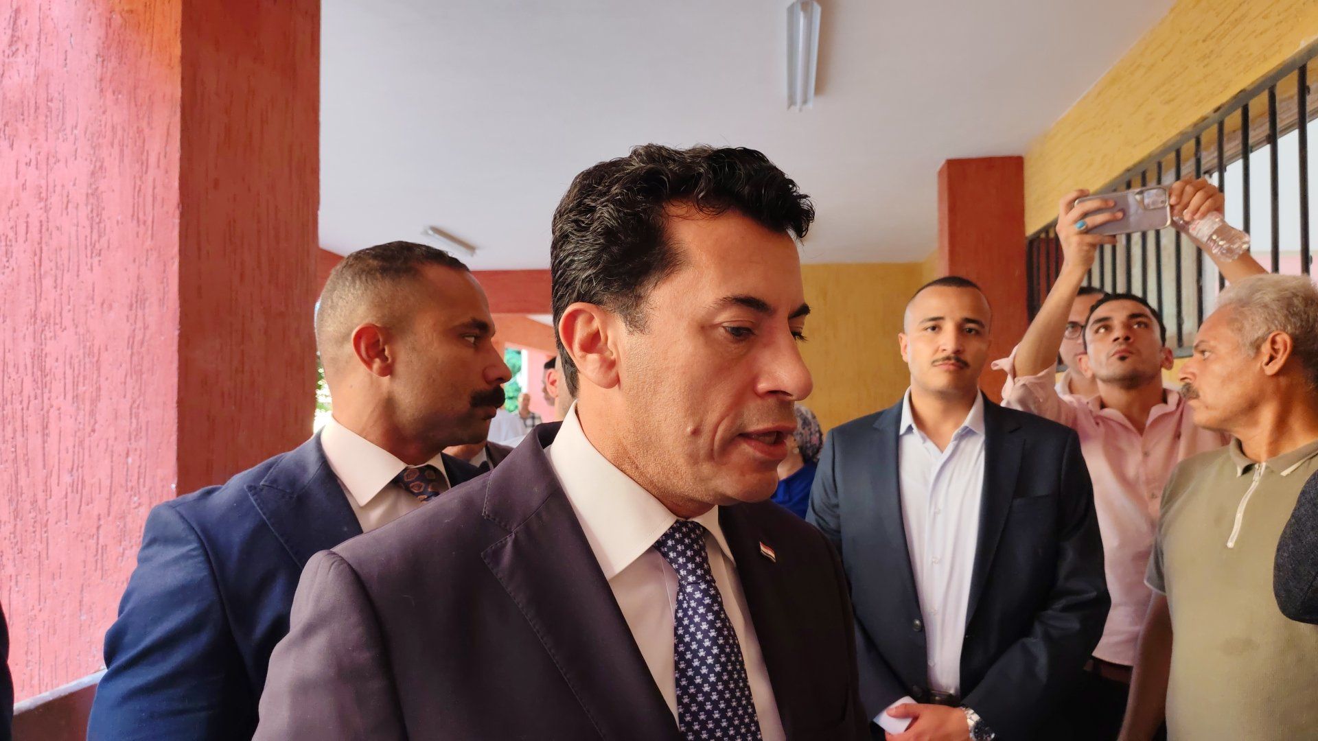 وزير الشباب والرياضة يدلي بصوته فى انتخابات مجلس الشورى (3) وزير الشباب والرياضة يدلي بصوته فى انتخابات مجلس الشورى (3)