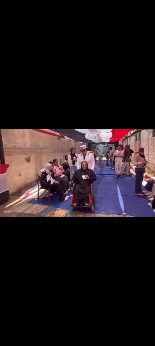 شرطة النسائية تساعد مسنة قعيدة (2) شرطة النسائية تساعد مسنة قعيدة (2)