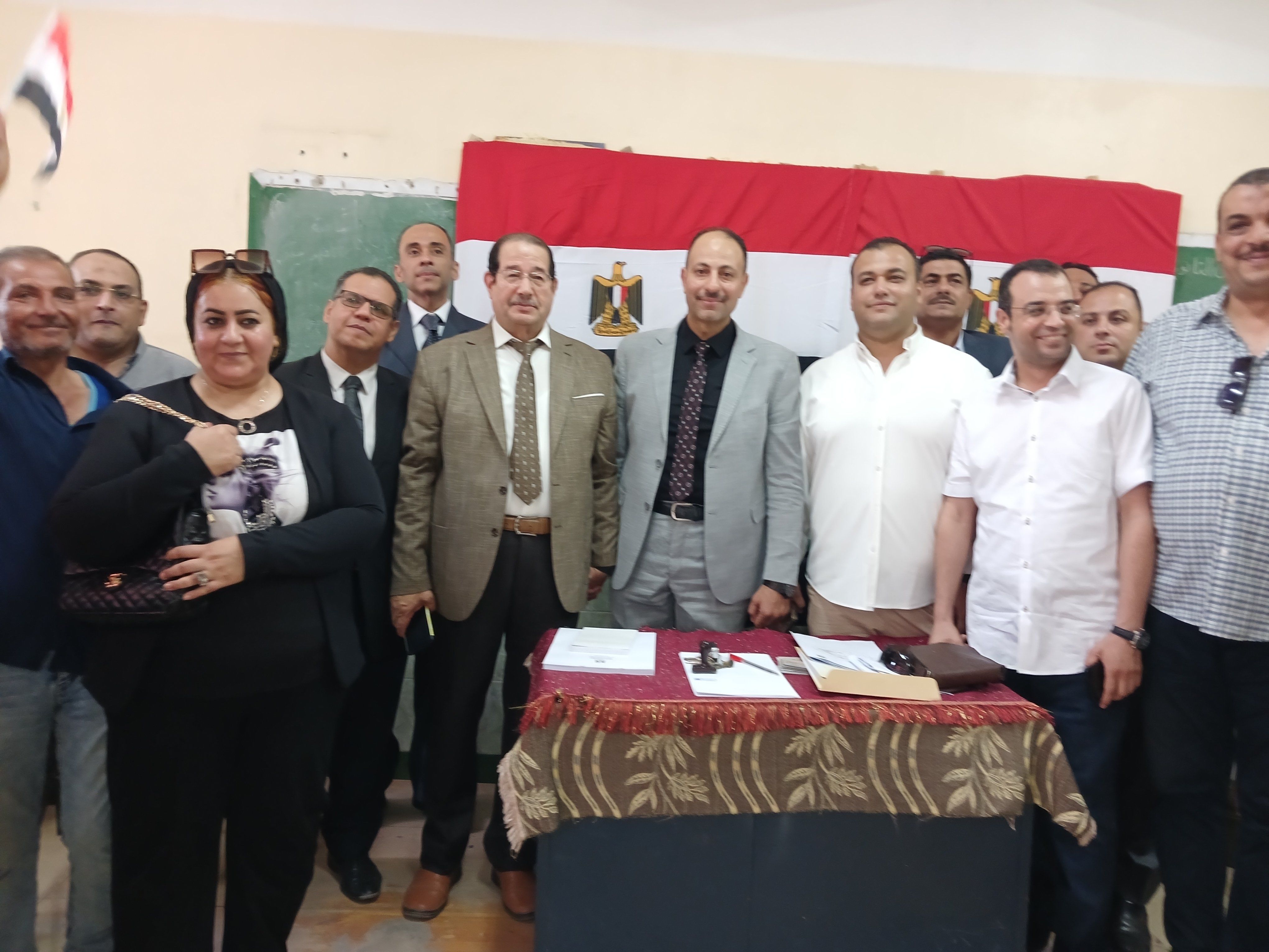 نقيب محامين جنوب الشرقية يدلى بصوته (1) نقيب محامين جنوب الشرقية يدلى بصوته (1)