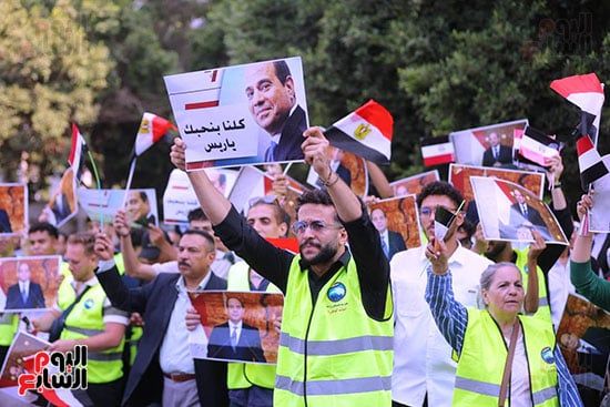 استقبال حافل لموكب الرئيس عبد الفتاح السيسى استقبال حافل لموكب الرئيس عبد الفتاح السيسى