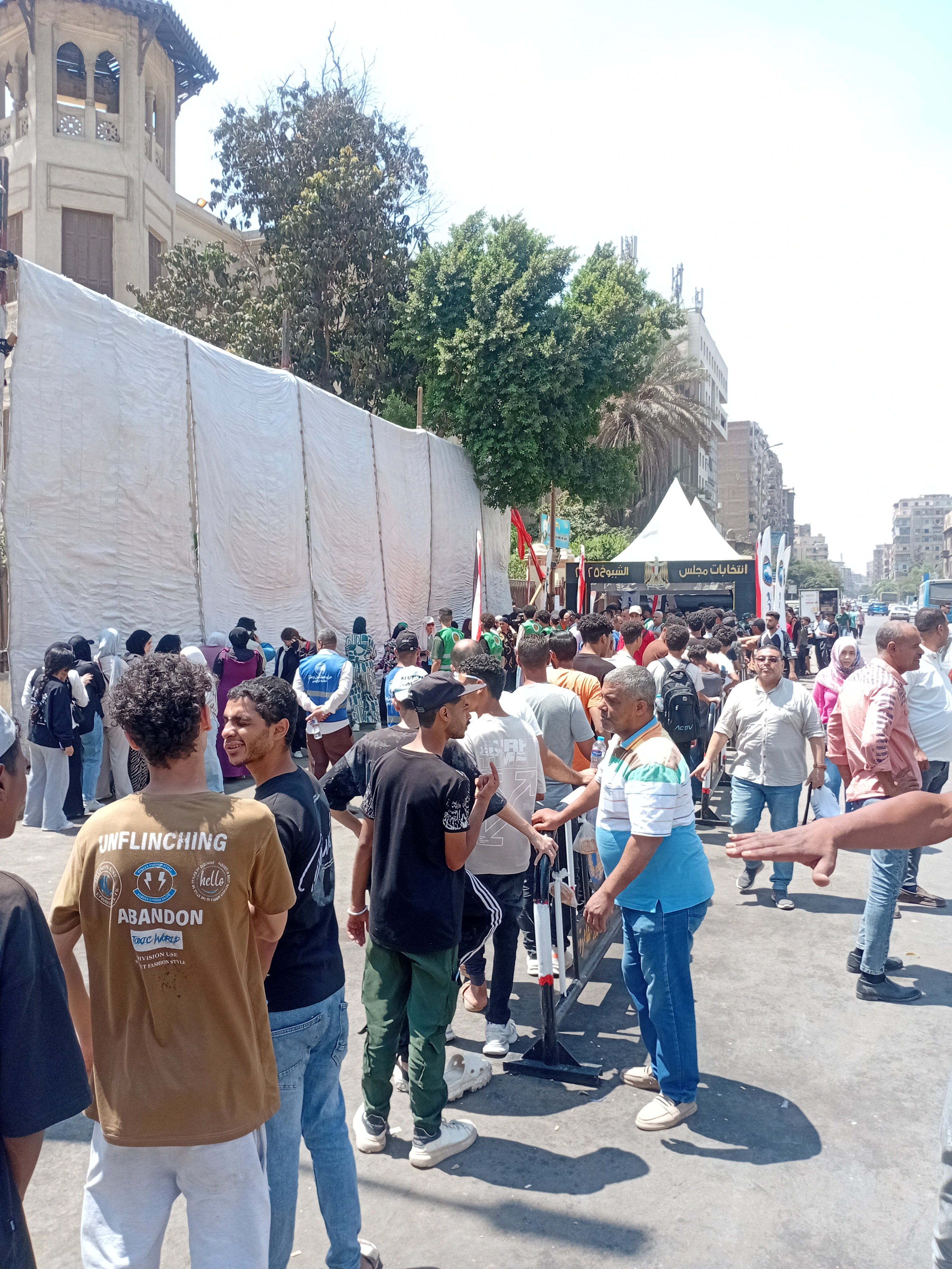 طوابير من الناخبين أمام لجان مدرسة الشهيد امتياز كامل بالعباسية للتصويت بانتخابات الشيوخ طوابير من الناخبين أمام لجان مدرسة الشهيد امتياز كامل بالعباسية للتصويت بانتخابات الشيوخ