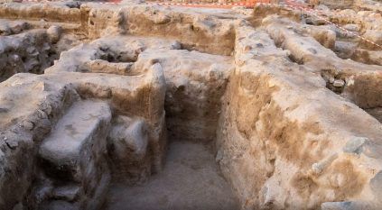 اكتشاف وحدات سكنية وأوان حجرية في موقع جرش الأثري