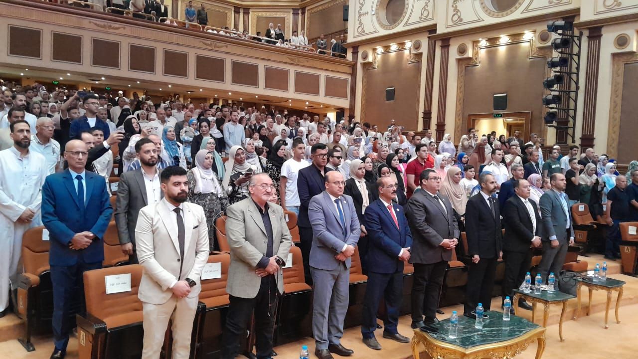 جانب من الحفل وتكريم الخريجيين جانب من الحفل وتكريم الخريجيين