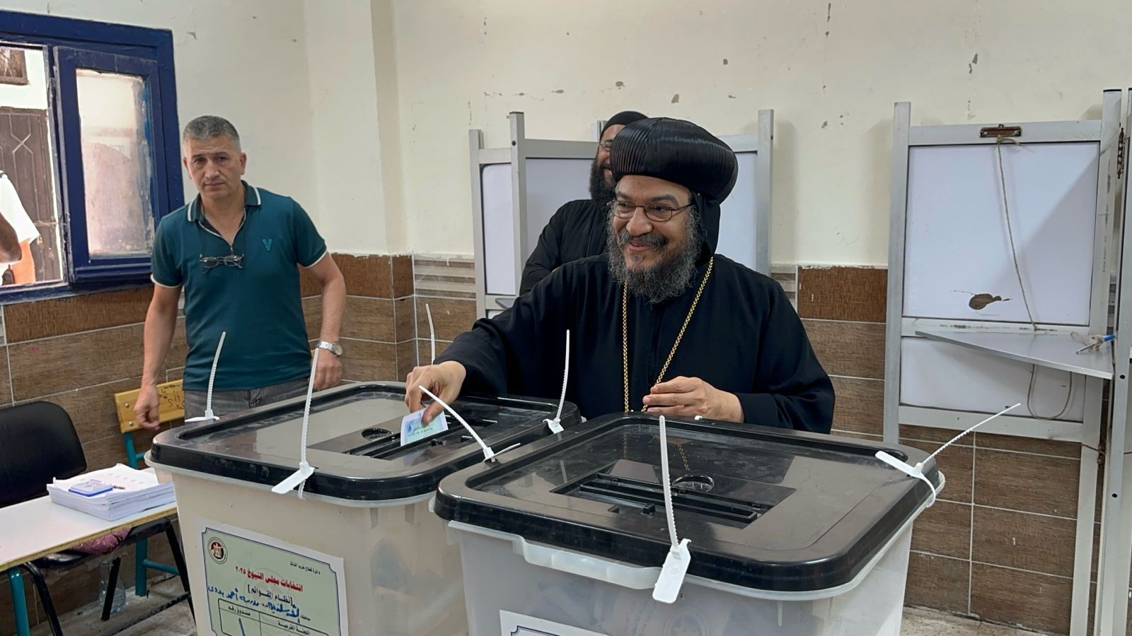 الأنبا بافلي يدلي بصوته في انتخابات الشيوخ الأنبا بافلي يدلي بصوته في انتخابات الشيوخ