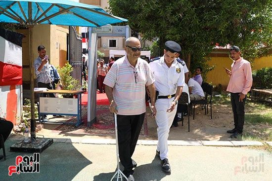 رجال الشرطة تساعد كبار السن رجال الشرطة تساعد كبار السن