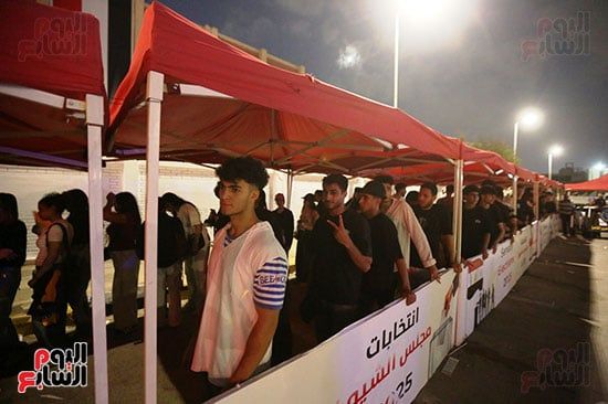 توافد الشباب قبل غلق اللجان توافد الشباب قبل غلق اللجان
