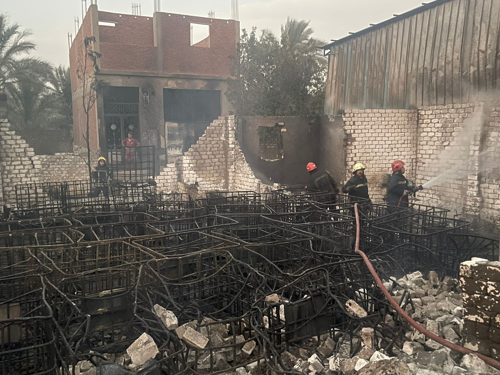 السيطرة على حريق اندلع داخل مخزن زيوت فى المرج (1) السيطرة على حريق اندلع داخل مخزن زيوت فى المرج (1)