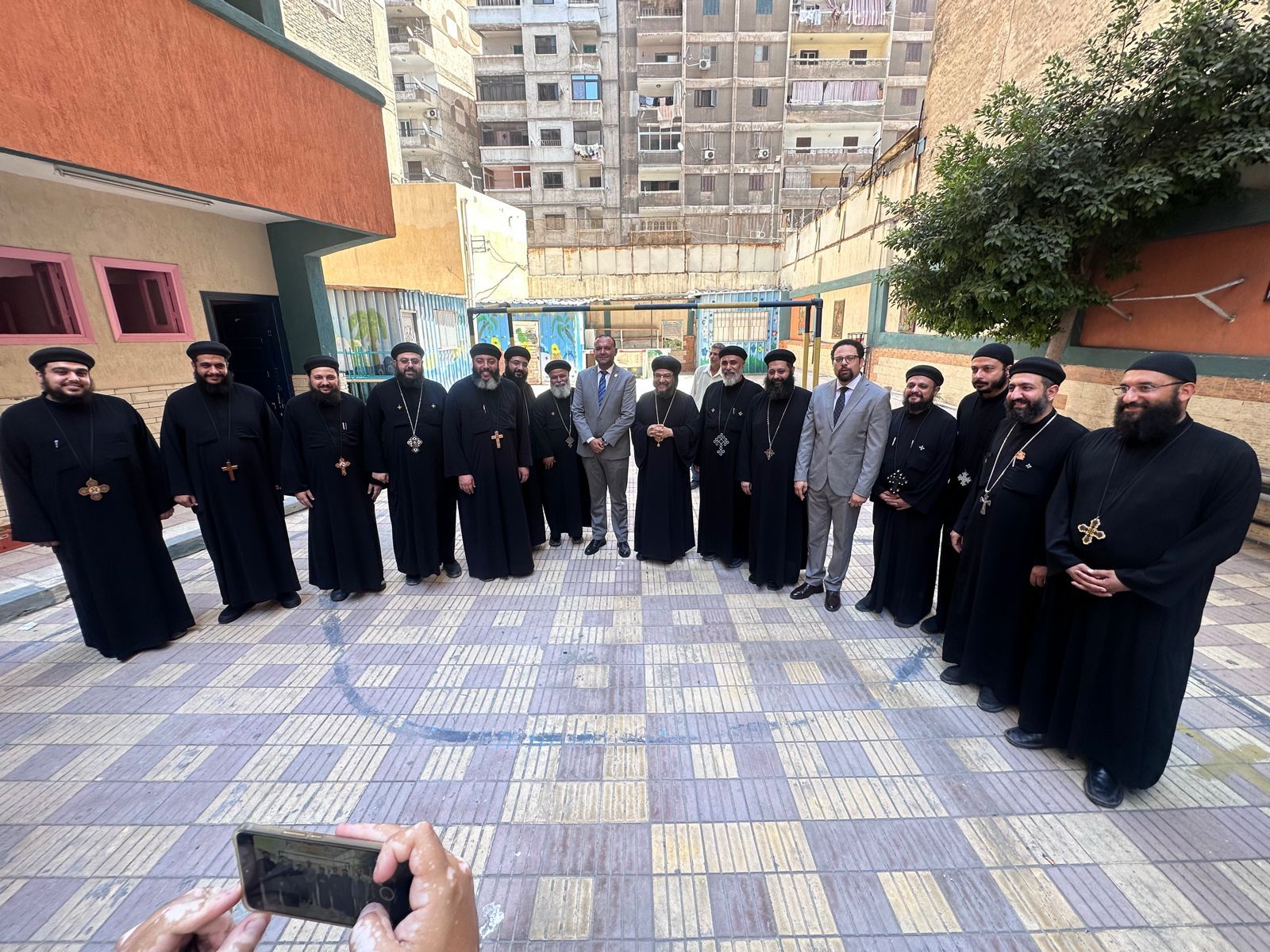 الأنبا بافلي يدلي بصوته في انتخابات الشيوخ 2025 رفقة كهنة المنتزه الأنبا بافلي يدلي بصوته في انتخابات الشيوخ 2025 رفقة كهنة المنتزه