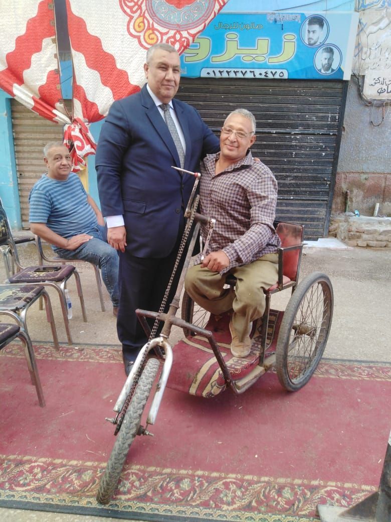 النائب مصطفى سالم يساعد احد ذوى الهمم النائب مصطفى سالم يساعد احد ذوى الهمم
