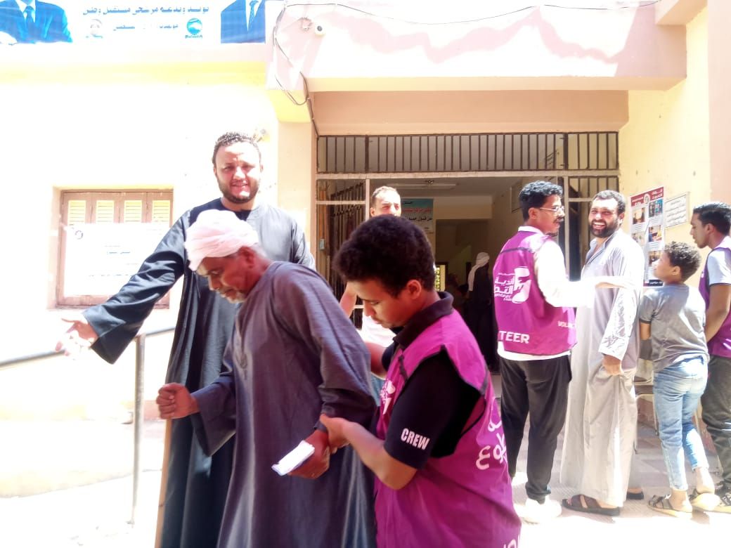 كبار السن يشاركون بالتصويت بلجنة المساعيد بجرجا كبار السن يشاركون بالتصويت بلجنة المساعيد بجرجا
