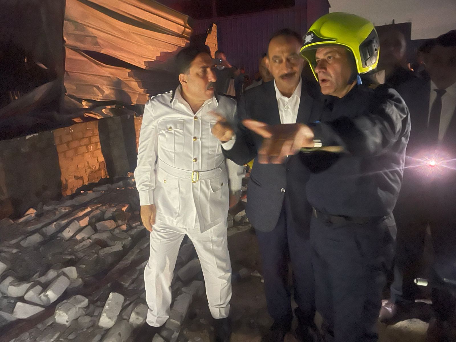 السيطرة على حريق اندلع داخل مخزن زيوت فى المرج (2) السيطرة على حريق اندلع داخل مخزن زيوت فى المرج (2)