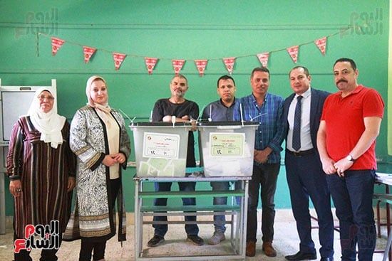 لجنة الاقتراع بمدرسة ناصر الثانوية بالساحل لجنة الاقتراع بمدرسة ناصر الثانوية بالساحل