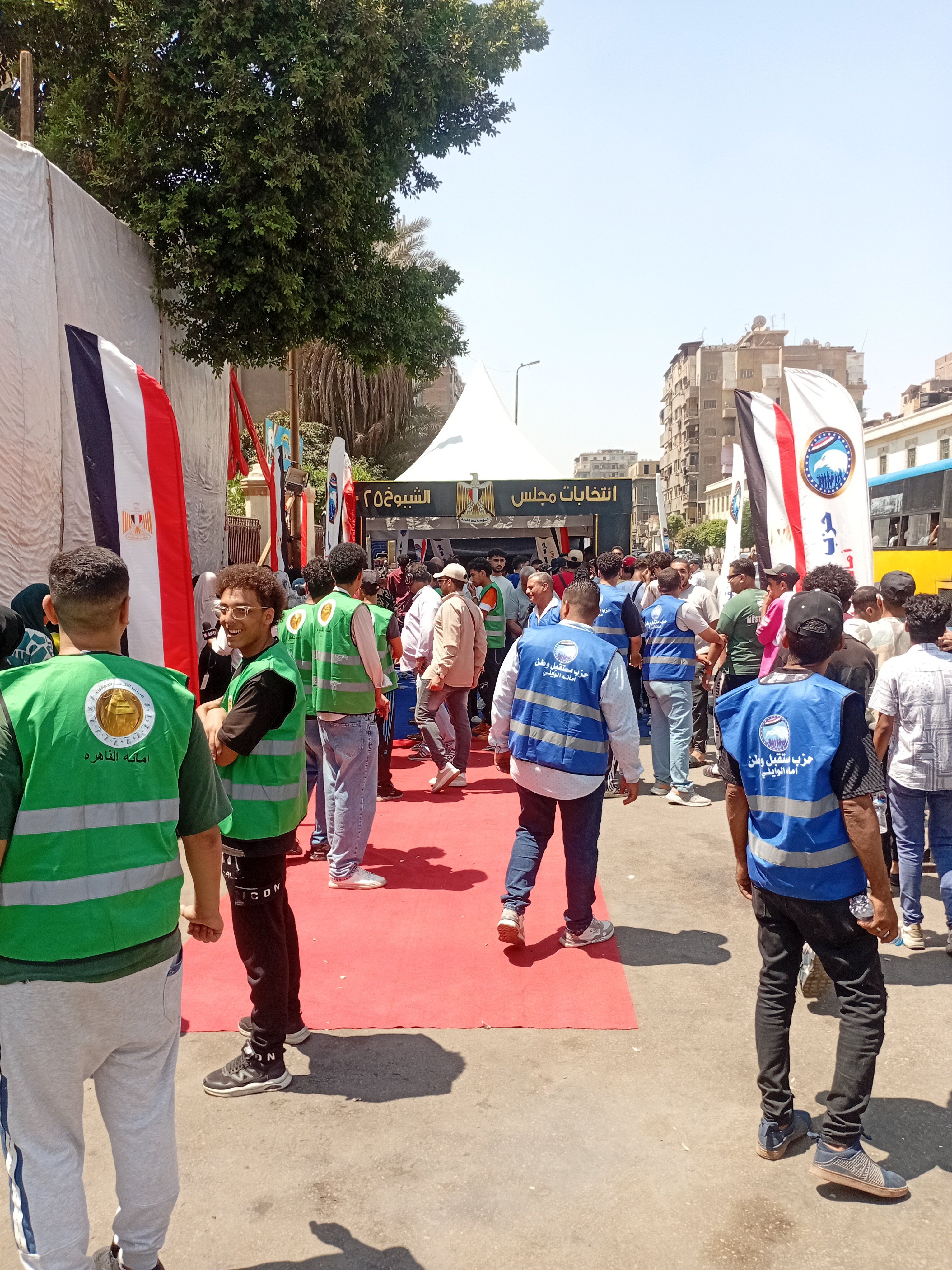 طوابير من الناخبين أمام لجان مدرسة الشهيد امتياز كامل بالعباسية للتصويت بانتخابات الشيوخ فى يومها الثانى طوابير من الناخبين أمام لجان مدرسة الشهيد امتياز كامل بالعباسية للتصويت بانتخابات الشيوخ فى يومها الثانى