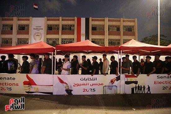 طوابير فى لجان التجمع طوابير فى لجان التجمع