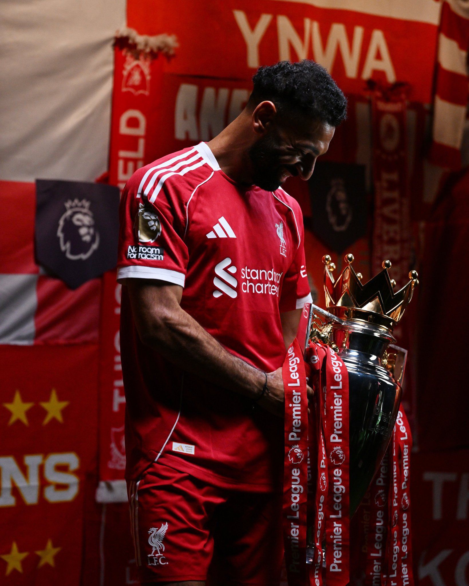 محمد صلاح مع كأس الدوري الإنجليزي محمد صلاح مع كأس الدوري الإنجليزي