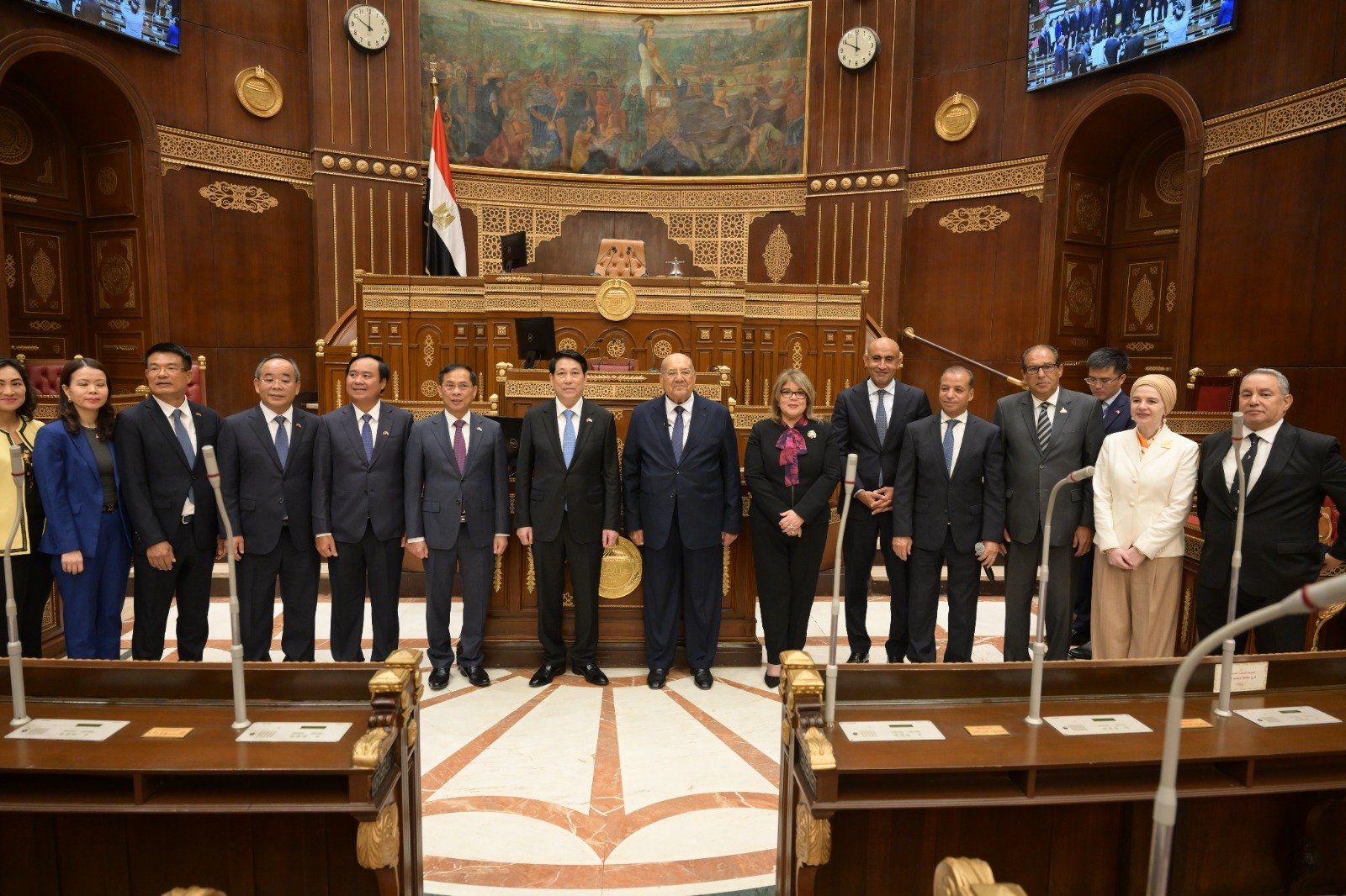 المستشار عبد الوهاب عبد الرازق رئيس مجلس الشيوخ و رئيسَ جمهورية فيتنام الاشتراكية لوونج كوونج (4)