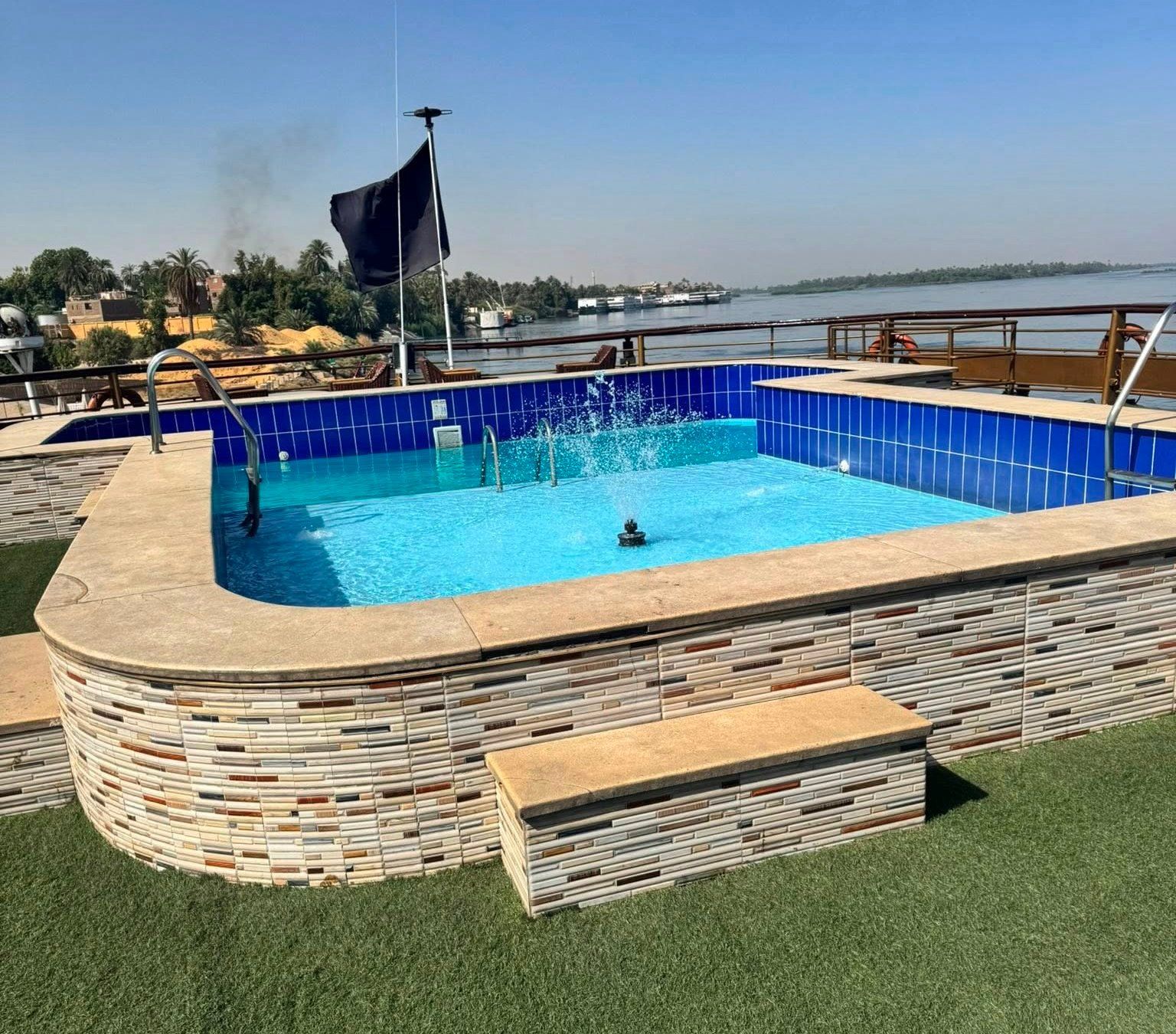 حمامات باردة خدمة مميزة للسياح فى النايل كروز حمامات باردة خدمة مميزة للسياح فى النايل كروز