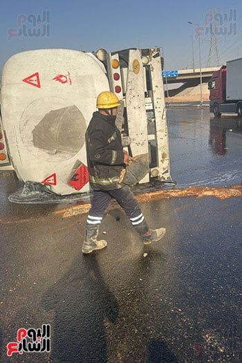فنطاس-محملة-بـ-35-طن-جاز-بطريق-السويس-الصحراوى-(1)