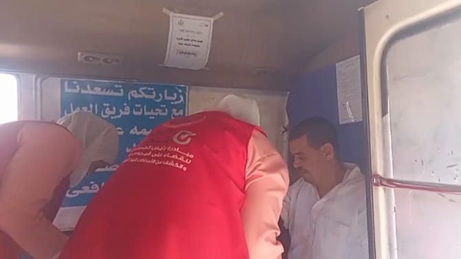 جانب من القافلة الطبية أمام مسجد