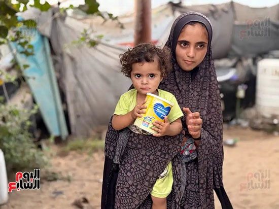 توزيع حليب الأطفال على أطفال غزة (10) توزيع حليب الأطفال على أطفال غزة (10)