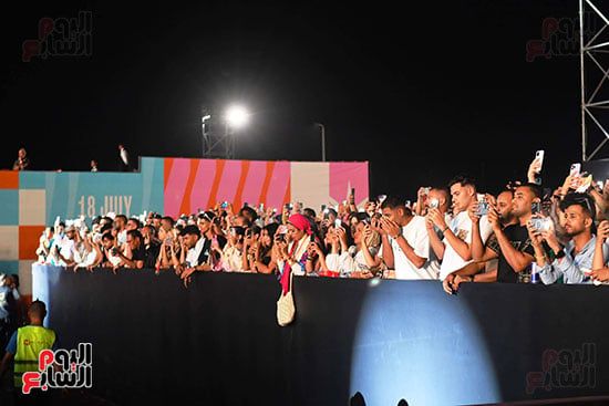 الجمهور يشعل الحفل