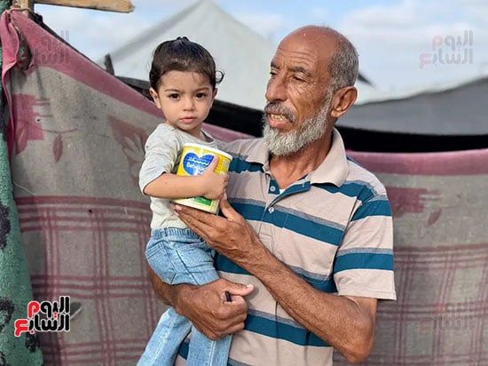 توزيع حليب الأطفال على أطفال غزة (12) توزيع حليب الأطفال على أطفال غزة (12)