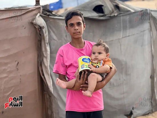 توزيع حليب الأطفال على أطفال غزة (14) توزيع حليب الأطفال على أطفال غزة (14)