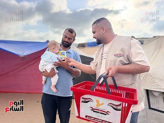 توزيع حليب الأطفال على أطفال غزة (2) توزيع حليب الأطفال على أطفال غزة (2)
